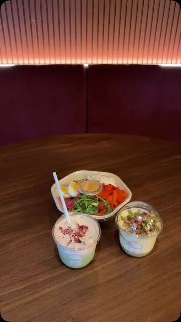 A fresh bowl and smoothies served at Süreyya Kahve